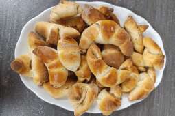 Na zdjęciu talerz upieczonych rogalików podczas zajęć kulinarnych. 