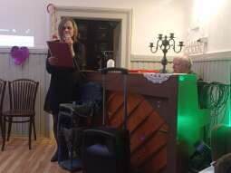 ImOprAyu.jpg-Dzień Kobiet od początku świata – występ Grupy Artystycznej „Wrzos”.