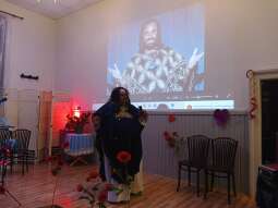 PkGLCD2E.jpg-Dzień Kobiet od początku świata – występ Grupy Artystycznej „Wrzos”.