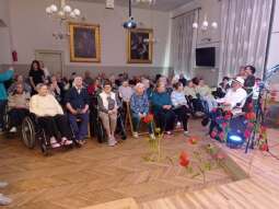 PqfS9jJt.jpg-Dzień Kobiet od początku świata – występ Grupy Artystycznej „Wrzos”.