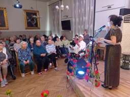 bXD-VN08.jpg-Dzień Kobiet od początku świata – występ Grupy Artystycznej „Wrzos”.