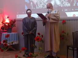 nZdFbaxE.jpg-Dzień Kobiet od początku świata – występ Grupy Artystycznej „Wrzos”.