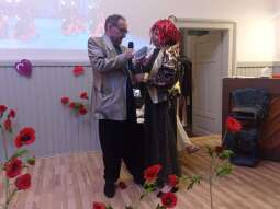 puuC2F3J.jpg-Dzień Kobiet od początku świata – występ Grupy Artystycznej „Wrzos”.