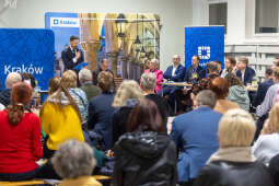 Widać ludzi siedzących na sali gimnastycznej podczas spotkania PMK oraz jego zastępców w ramach "Ławki dialogu.