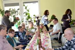 Uczestnicy w trakcie otrzymywania kwiatów