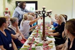 Personel w trakcie poczęstunku a`la szampanem