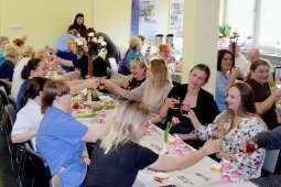 Personel w trakcie wznoszenia toastu