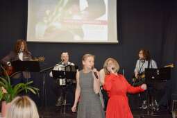 Domowi artyści prezentujący program