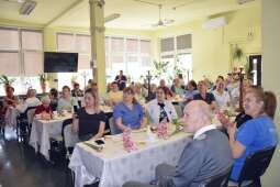 Uczestnicy spotkania oglądający program