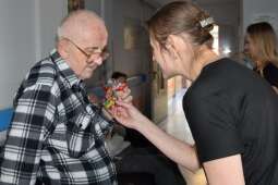 Mieszkaniec otrzymujący słodycze