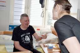 Mieszkaniec otrzymujący słodycze.