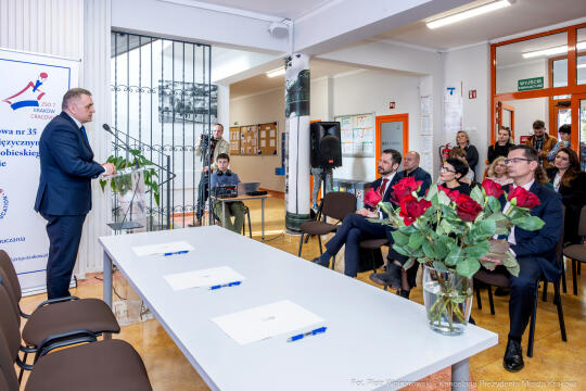 PW_710_ 007_fot. Piotr Wojnarowski.jpg-Miszalski, umowa, podpisanie, Bronowice, ZSO nr 7, zdjęcia