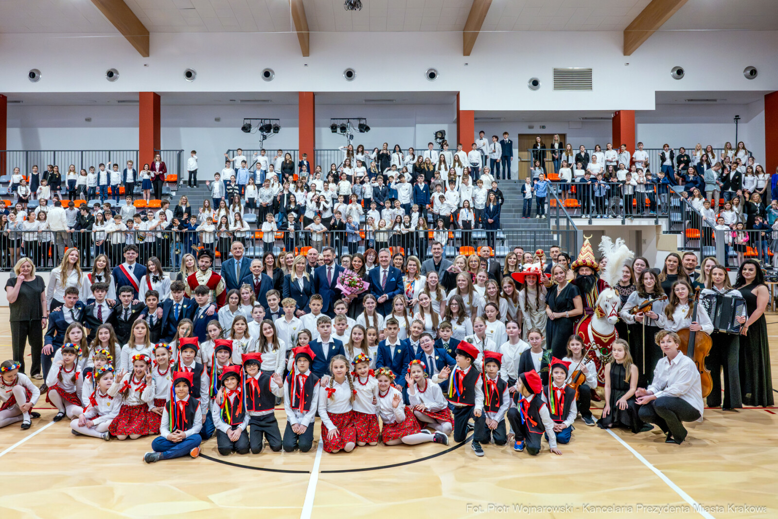 Miszalski, SP 14, Modrzejewska, sztandar, Chamielec, Baładyga, Pogoda-Tota, Murzyn, Pasek, zdjęcia  Autor: Piotr Wojnarowski