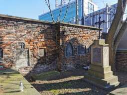 Piękno i pamięć – tak zmienia się zabytkowy mur przy Cmentarzu Rakowickim