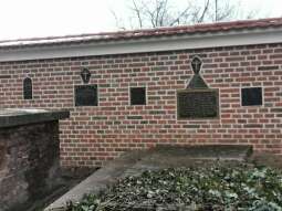 Piękno i pamięć – tak zmienia się zabytkowy mur przy Cmentarzu Rakowickim