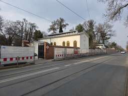 Piękno i pamięć – tak zmienia się zabytkowy mur przy Cmentarzu Rakowickim