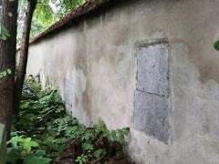 Piękno i pamięć – tak zmienia się zabytkowy mur przy Cmentarzu Rakowickim