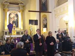 bvYH_fdS.jpg-Inscenizacja Drogi Krzyżowej w naszym Domu.