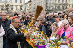 0S4A3140.jpg-Wielkanocne święcenie pokarmów i życzenia na Rynku Głównym