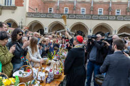 0S4A3176.jpg-Wielkanocne święcenie pokarmów i życzenia na Rynku Głównym