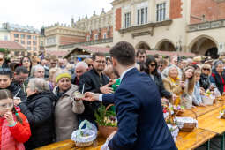 0S4A3213.jpg-Wielkanocne święcenie pokarmów i życzenia na Rynku Głównym