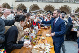 0S4A3268.jpg-Wielkanocne święcenie pokarmów i życzenia na Rynku Głównym