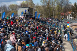 ZuŻel2_.jpg-Mecz o Puchar Miasta Krakowa zgromadził fanów żużla w Nowej Hucie