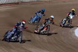 ZuŻel3_.jpg-Mecz o Puchar Miasta Krakowa zgromadził fanów żużla w Nowej Hucie