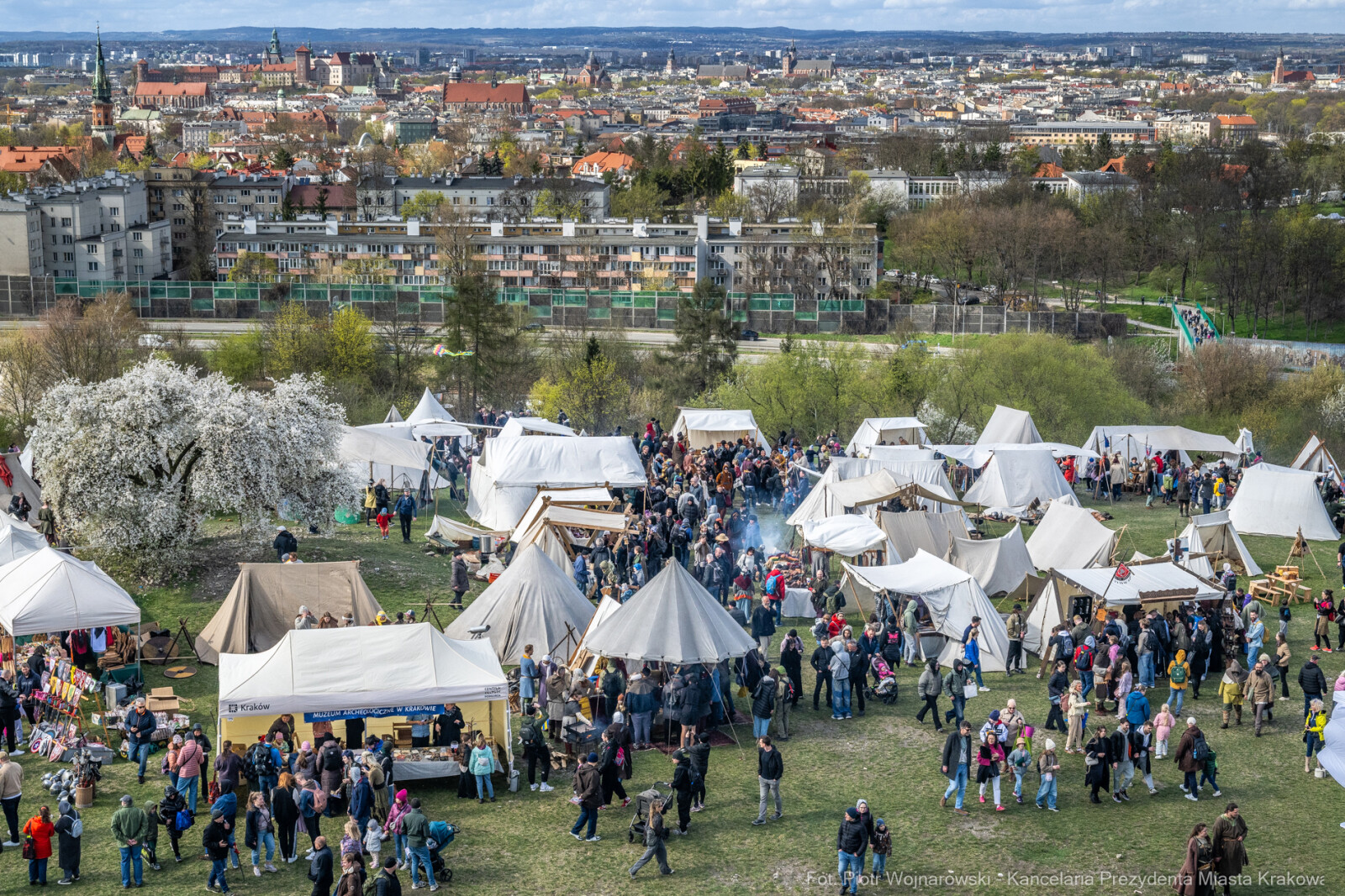 Miszalski, Rękawka, Kopiec Krakusa, kołacz, obrzęd, zdjęcia  Autor: Piotr Wojnarowski