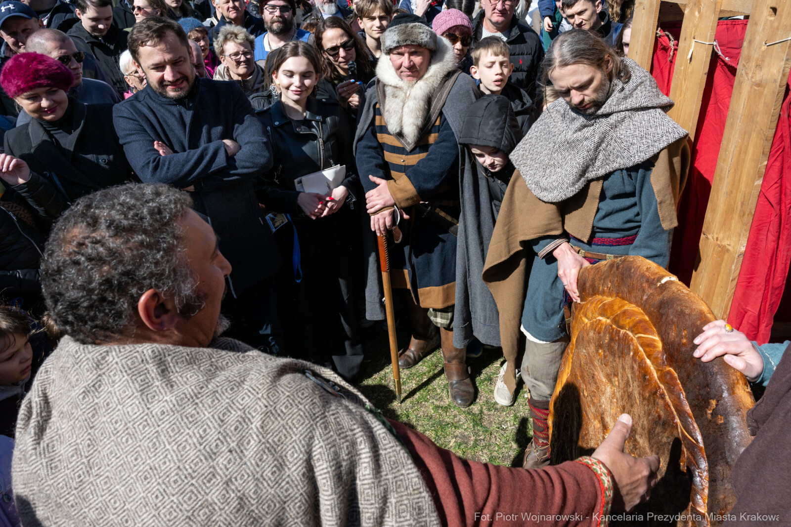 Miszalski, Rękawka, Kopiec Krakusa, kołacz, obrzęd, zdjęcia  Autor: Piotr Wojnarowski