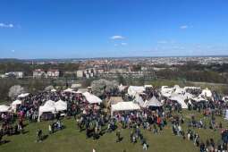 Widok z Kopca na panoramę Krakowa oraz wydarzenie
