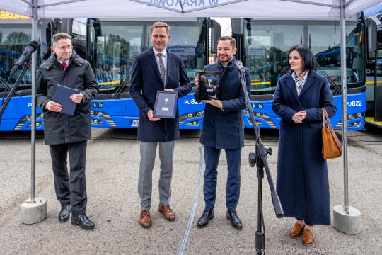 PW_733_ 019_fot. Piotr Wojnarowski.jpg-Miszalski, MPK, przekazanie, autobusy, Solaris, zdjęc