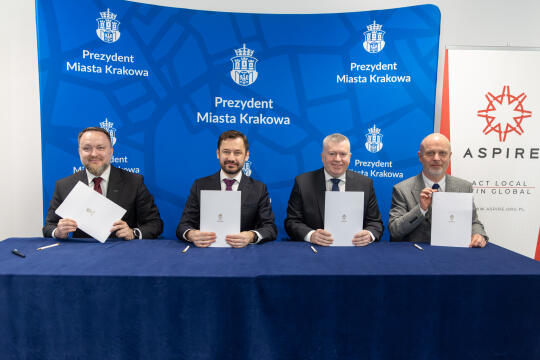 741_ BS011.jpg-Edukacja, biznes, list intencyjny, podpisanie, zdjęcia