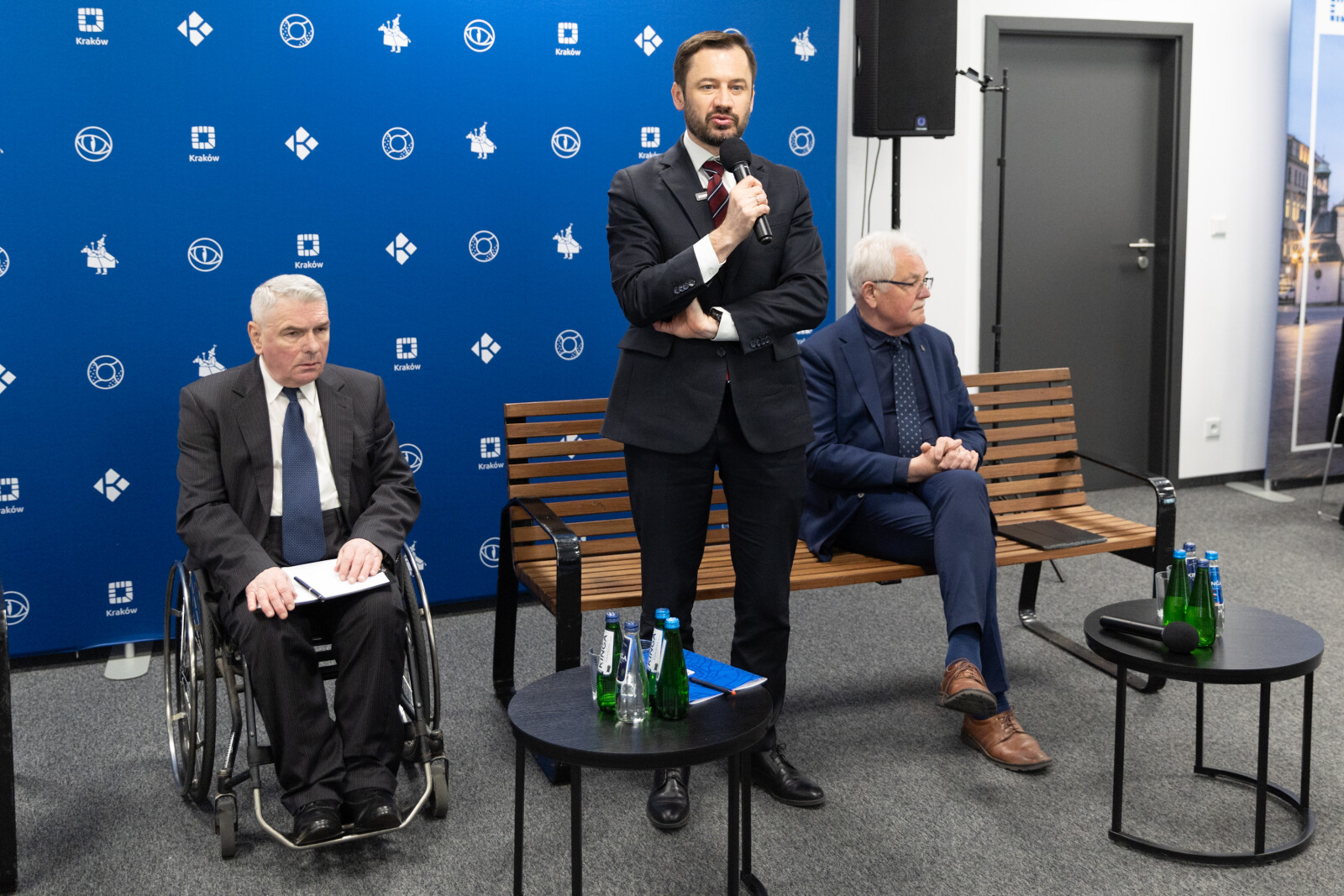 0S4A2349.jpg-Ławka Dialogu, Miszalski, Kracik, Mazur,  Autor: B. Świerzowski