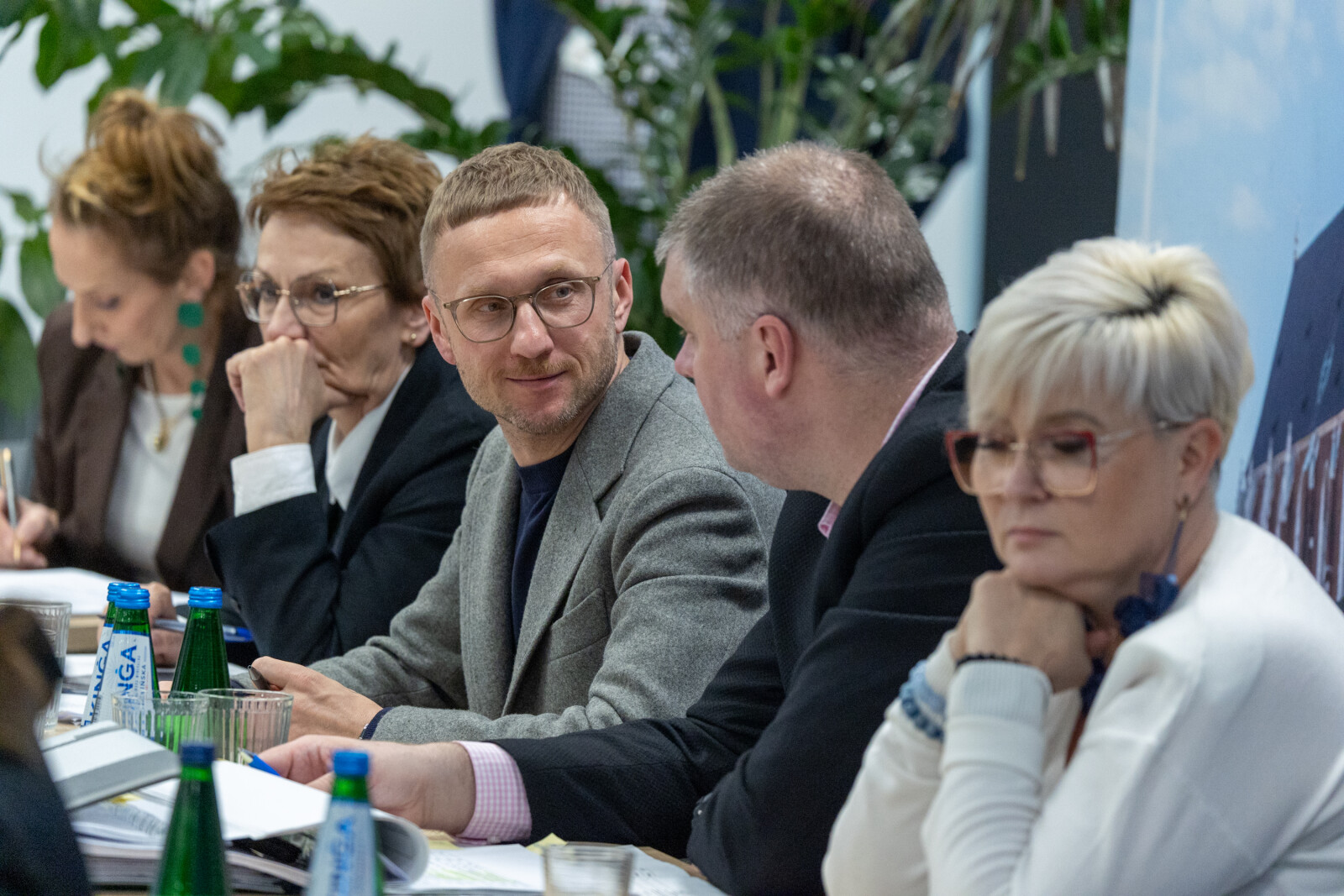 0S4A2428.jpg-Ławka Dialogu, Miszalski, Kracik, Mazur,  Autor: B. Świerzowski