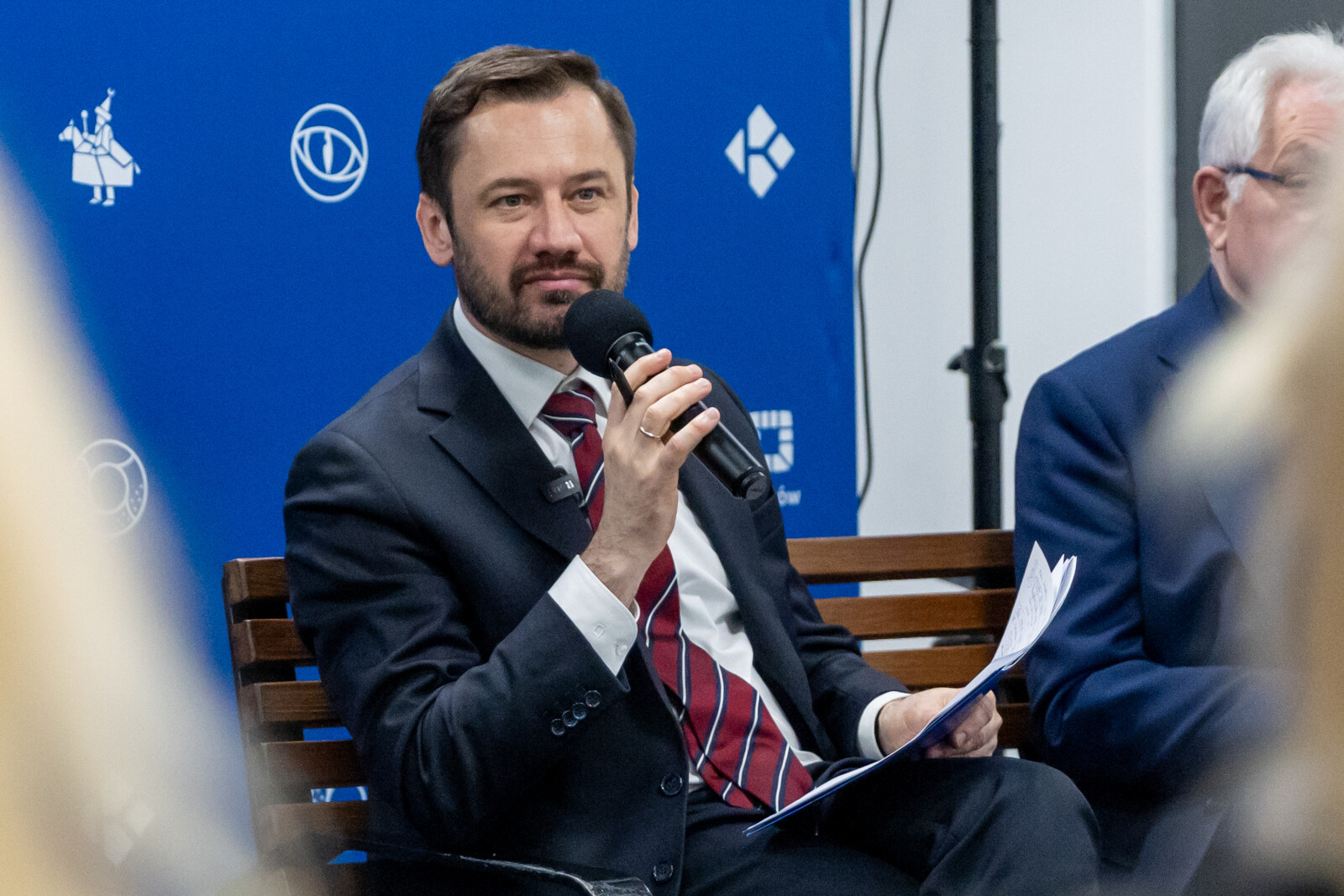 0S4A2638.jpg-Ławka Dialogu, Miszalski, Kracik, Mazur,  Autor: B. Świerzowski