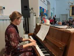 YV1oOA40.jpg-Piątkowy koncert muzyki klasycznej u Helclów.