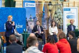 AGWWEWMw.jpeg-„Ławka dialogu” na Ruczaju – kolejne spotkanie z mieszkańcami za nami