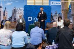 G9HYFY7g.jpeg-„Ławka dialogu” na Ruczaju – kolejne spotkanie z mieszkańcami za nami