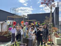 Wiosna na dachu szkoły! Tak Kraków tworzy „Ogrody z klasą”