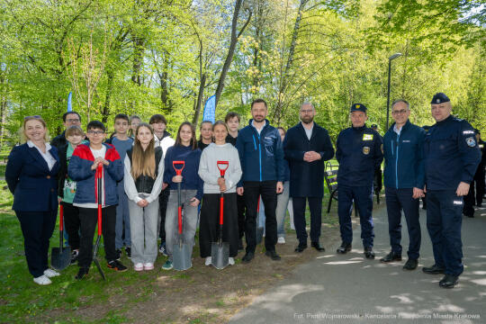 Miszalski, Straż Miejska, drzewa, sadzenie, 35 lat, jubileusz, zdjęciA