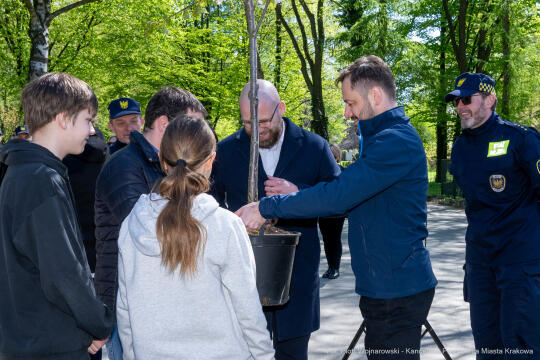 Miszalski, Straż Miejska, drzewa, sadzenie, 35 lat, jubileusz, zdjęciA
