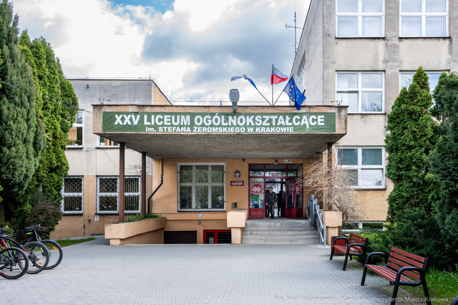 754_001_fot. Piotr Wojnarowski.jpg-Miszalski, pożegnanie, kadeci, XXV LO, pożegnanie, maturzyści  Autor: Piotr Wojnarowski