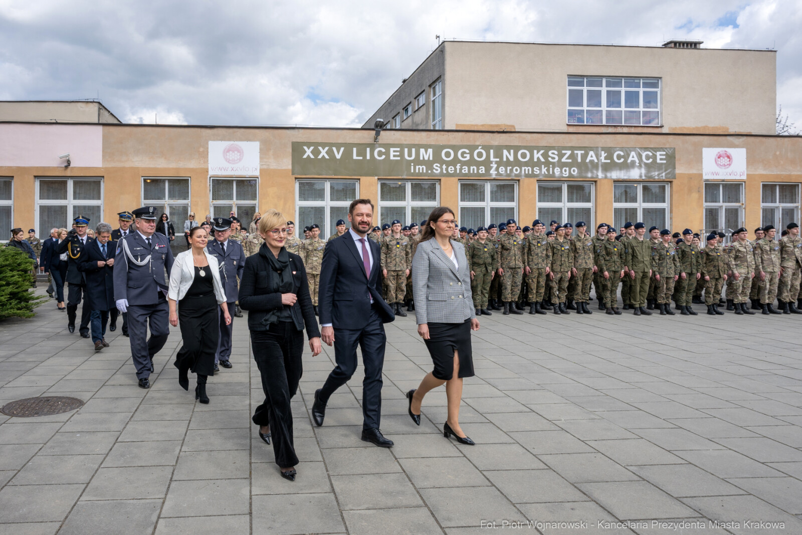 754_006_fot. Piotr Wojnarowski.jpg-Miszalski, pożegnanie, kadeci, XXV LO, pożegnanie, maturzyści  Autor: Piotr Wojnarowski