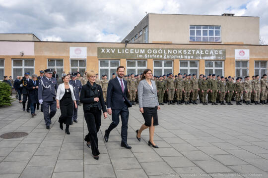 754_006_fot. Piotr Wojnarowski.jpg-Miszalski, pożegnanie, kadeci, XXV LO, pożegnanie, maturzyści