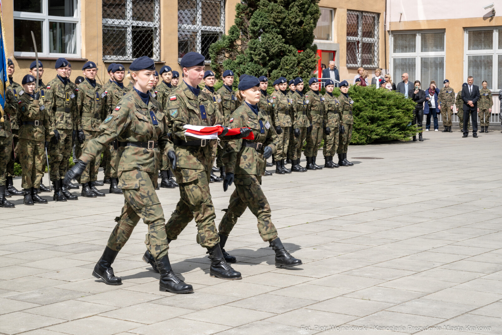 754_010_fot. Piotr Wojnarowski.jpg-Miszalski, pożegnanie, kadeci, XXV LO, pożegnanie, maturzyści  Autor: Piotr Wojnarowski