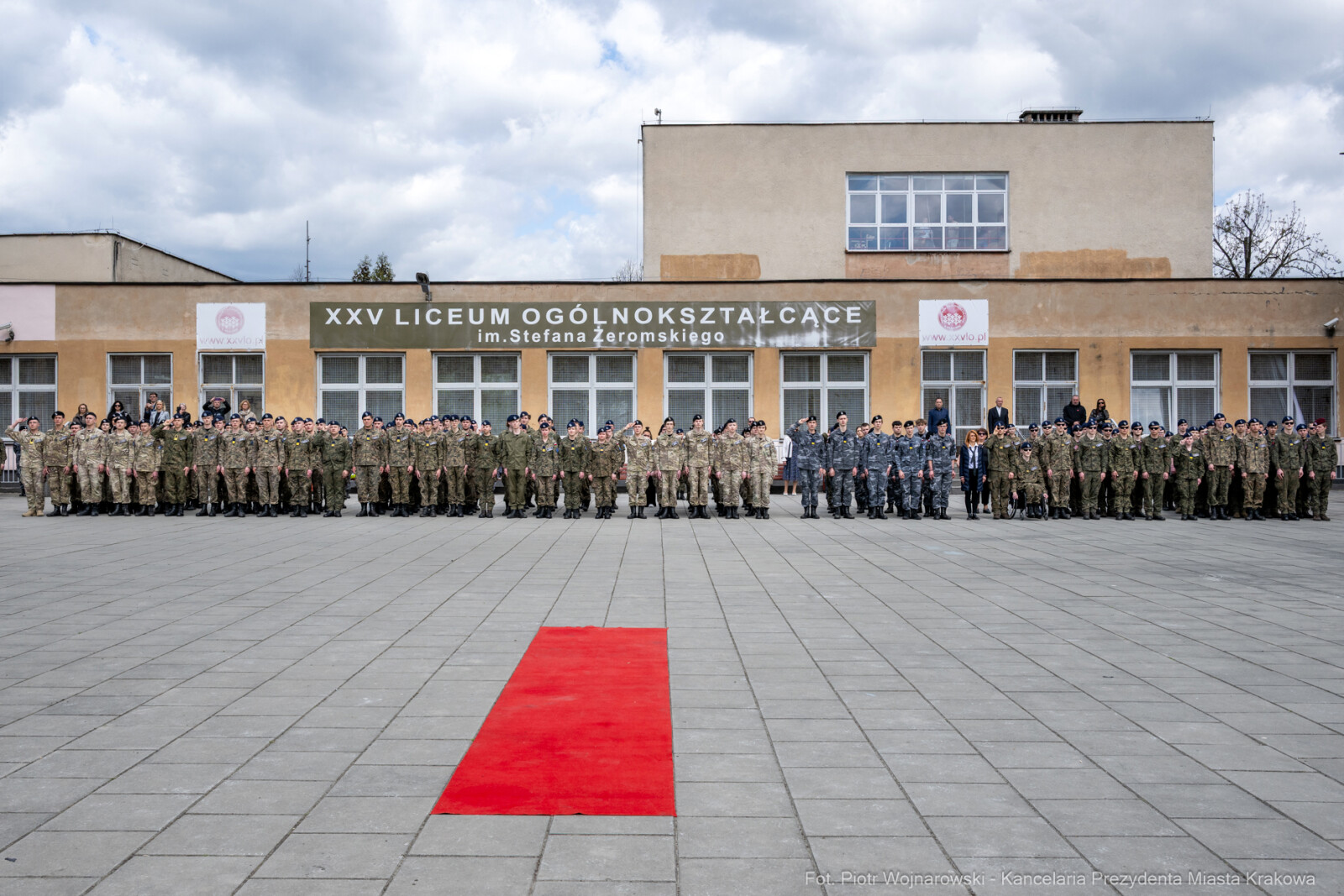 754_014_fot. Piotr Wojnarowski.jpg-Miszalski, pożegnanie, kadeci, XXV LO, pożegnanie, maturzyści  Autor: Piotr Wojnarowski