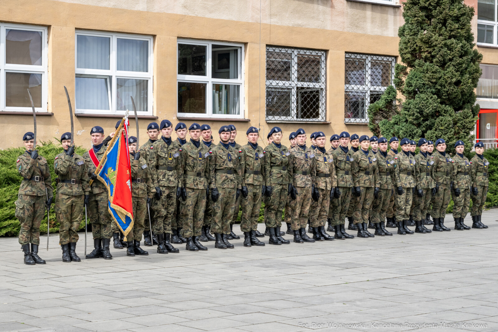 754_016_fot. Piotr Wojnarowski.jpg-Miszalski, pożegnanie, kadeci, XXV LO, pożegnanie, maturzyści  Autor: Piotr Wojnarowski