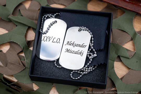 754_018_fot. Piotr Wojnarowski.jpg-Miszalski, pożegnanie, kadeci, XXV LO, pożegnanie, maturzyści