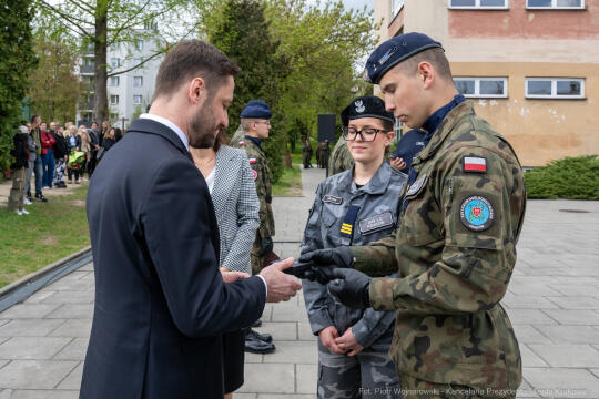 754_019_fot. Piotr Wojnarowski.jpg-Miszalski, pożegnanie, kadeci, XXV LO, pożegnanie, maturzyści